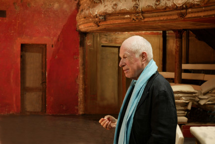VIC03102431© P.VICTOR/MAXPPP 24/10/2003 PARIS FRANCE TA MAIN DANS LA MIENNE de Carol ROCAMORA, d'apres la correspondance d'Olga KNIPPER et Anton TCHEKHOV. Mise en scene: Peter BROOK, Adaptation: Marie-helene ESTIENNE. Avec: Natasha PARRY et Michel PICCOLI. Au THEATRE DES BOUFFES DU NORD a PARIS, a partir du 28 octobre
