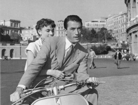 1_Gregory Peck si Audrey Hepburn in ROMAN HOLIDAY (1953) sursa cinemagia.ro